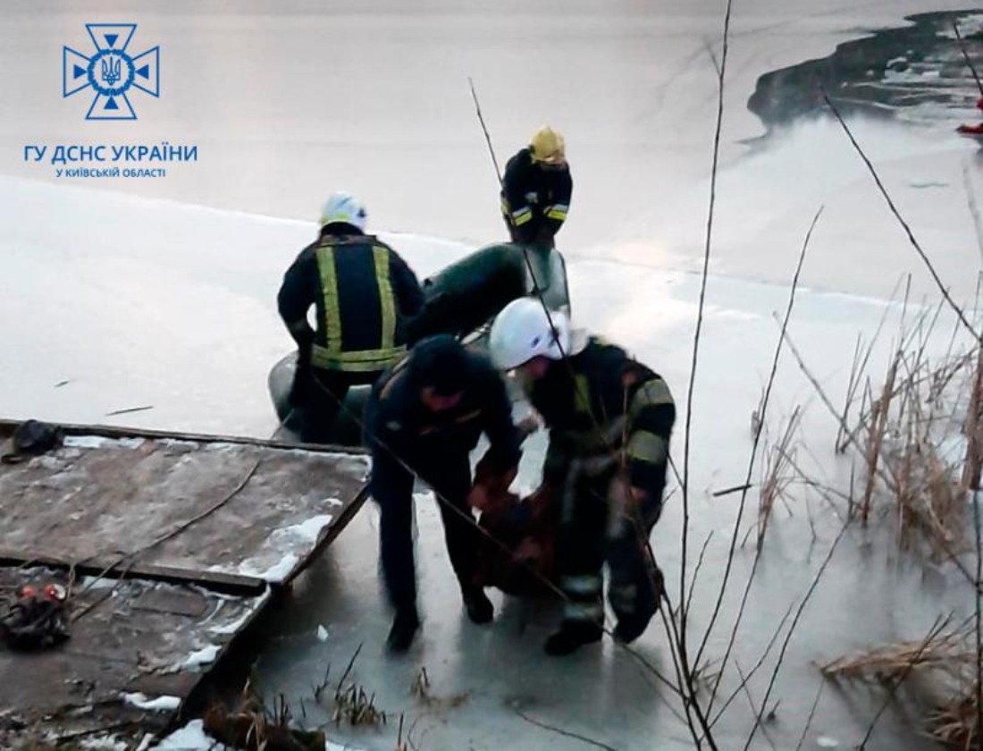  У Київській області двоє чоловіків провалилися під лід, одного вдалося врятувати 