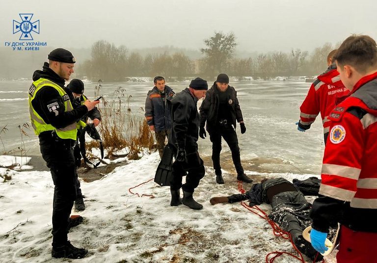  Провалився під кригу: у Києві на озері загинув рибалка 