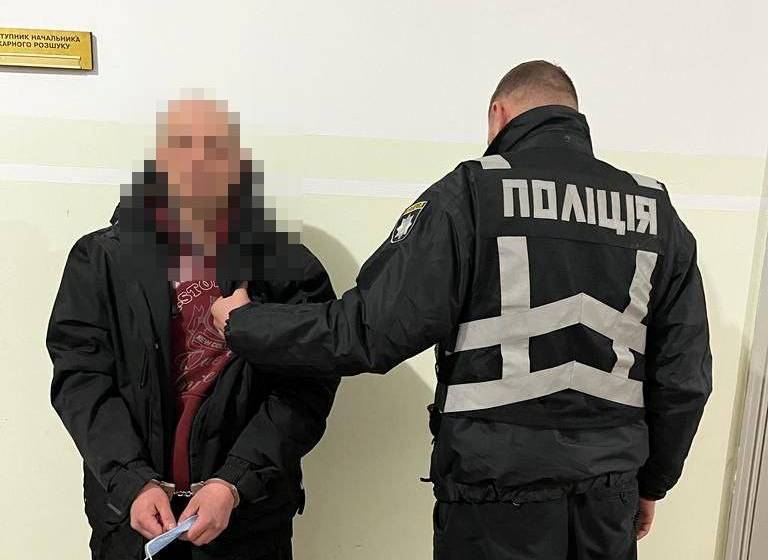  Переслідував від метро: у Києві грабіжник напав на дівчину 