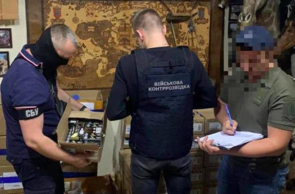  Підприємці хотіли нажитися на броні для військових: у них вилучили сотні тисяч набоїв 
