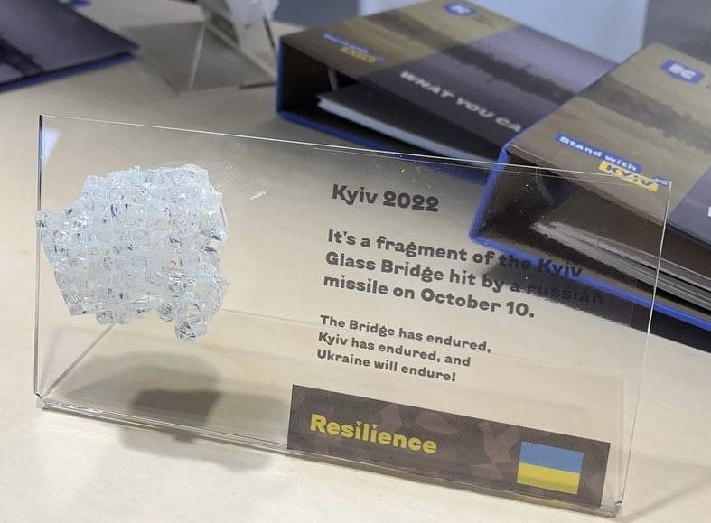  Уламки пішохідного мосту у Києві перетворили на подарунки 