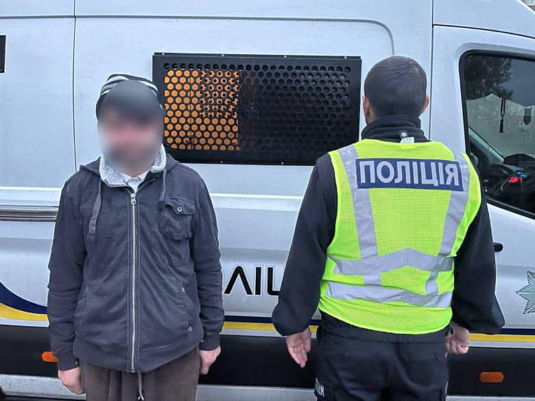  У Києві п'яний хуліган із ножем напав на жінку з дитиною 