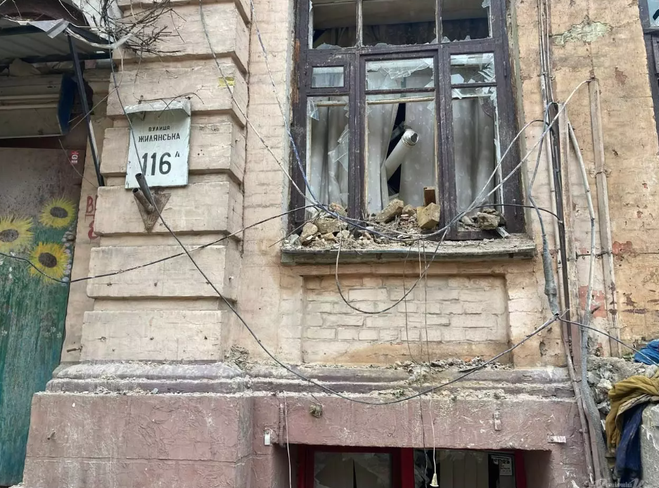 У "Київекспертизі" кажуть, що будинок на Жилянській пошкоджений на 100%. Що пропонують мешканцям 