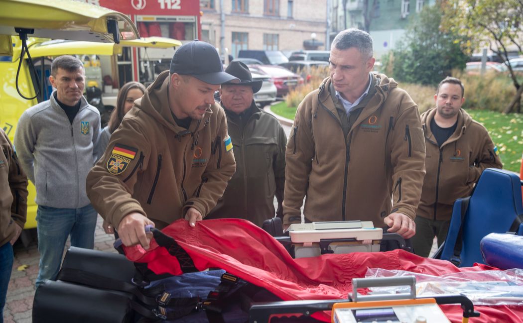  Київ отримав від українських та німецьких благодійників пожежне авто та два реанімобілі 
