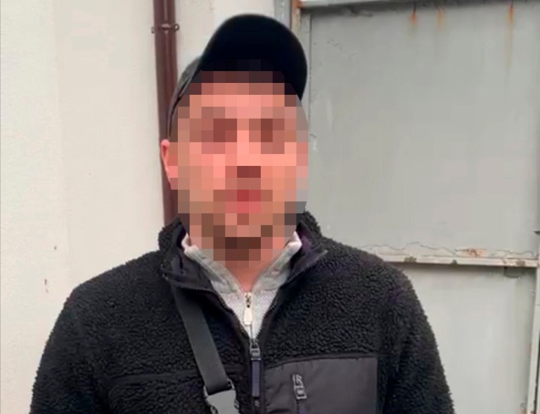  На Троєщині у під'їзді з ножем напали на дитину 