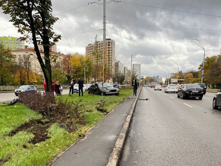  У Києві водій BMW збив комунальників, один з них загинув 