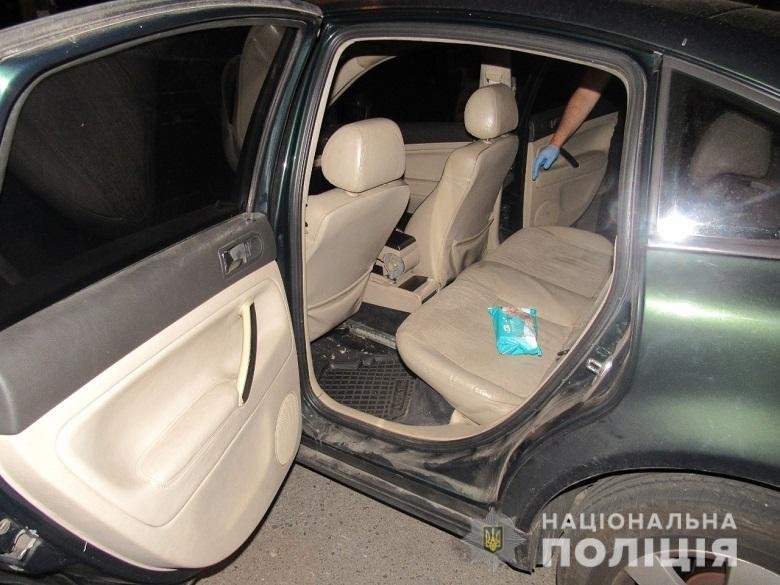  Обпоїли жінку та забрали в неї цінні речі: київські оперативники затримали чоловіків за розбійний напад  