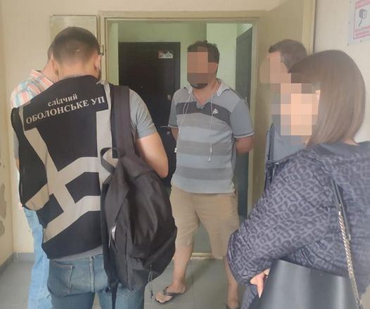  Слідчі Оболонського управління поліції повідомили про підозру шахраю за продаж неіснуючих паркомісць 