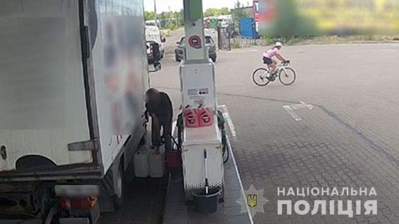  Чоловіку, який в умовах дефіциту пального продав більше тонни дизпалива підприємства загрожує суд 