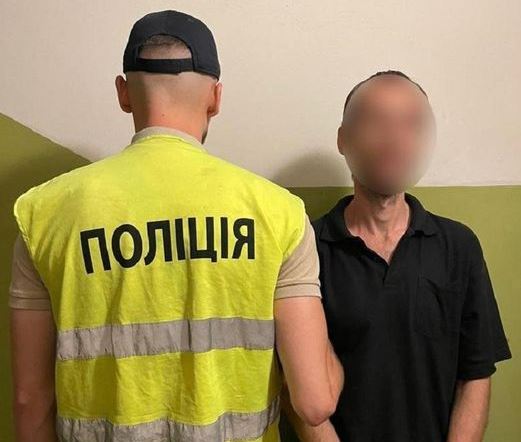  У Києві поліцейські затримали чоловіка за крадіжку з автомобіля 