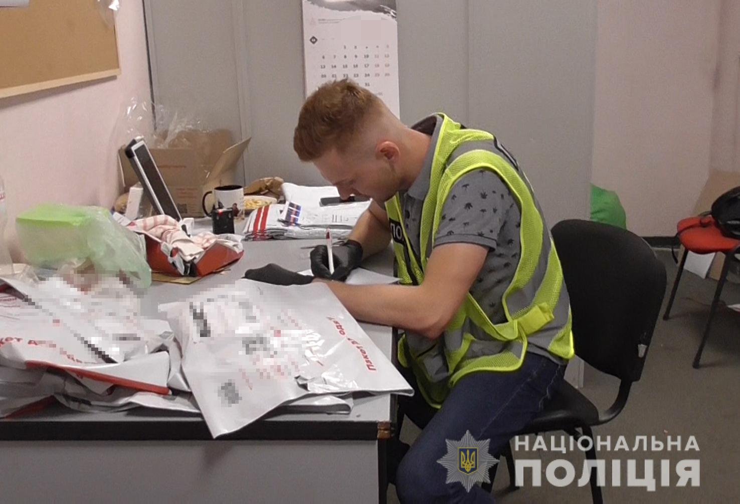  Київські оперативники затримали зловмисницю, яка на столичному залізничному вокзалі пограбувала пенсіонера 