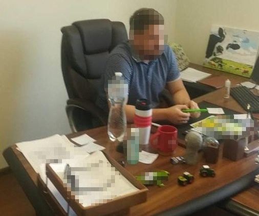  Слідчі управління поліції в метрополітені повідомили про підозру посадовцю у незаконному нарахуванні премій та виплат 