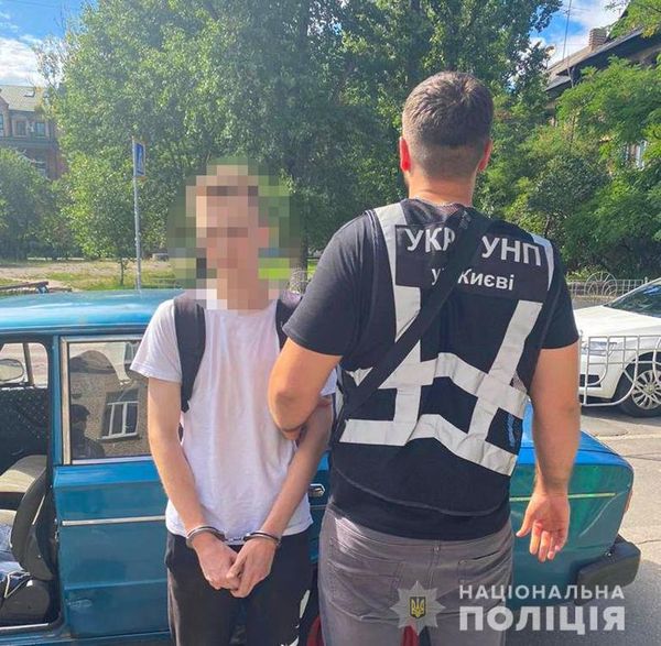  Столичні поліцейські затримали молодика, який збував на території навчального закладу наркотичні засоби 