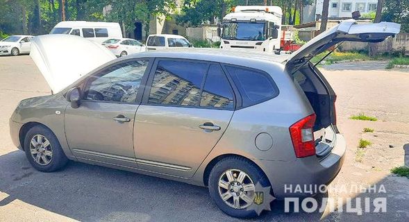  Поліцейські столиці затримали чоловіка, який намагався продати орендоване авто 