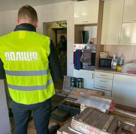  Столичні правоохоронці викрили чоловіка у зберіганні арсеналу зброї та боєприпасів 