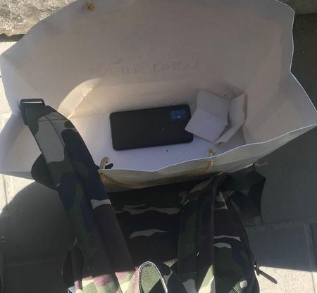  Слідчі повідомили про підозру жінці, яка привласнила собі мобільний телефон киянина 