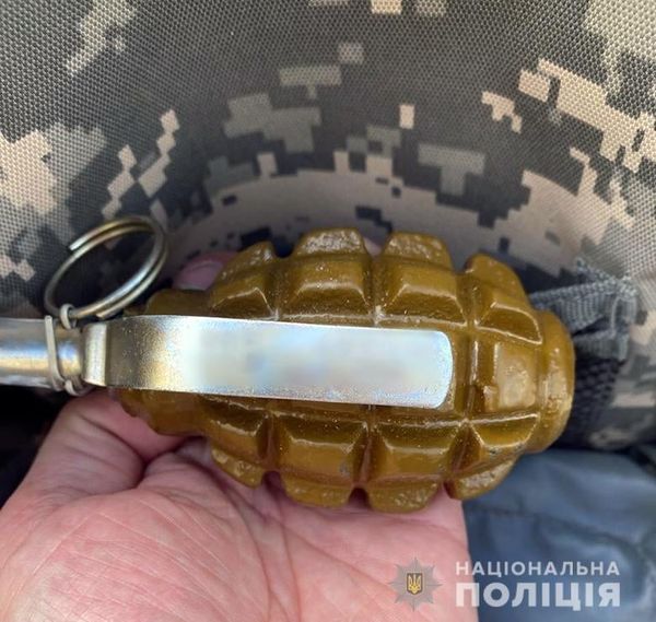  Столичні оперативники затримали киянина з гранатою та наркотиками 