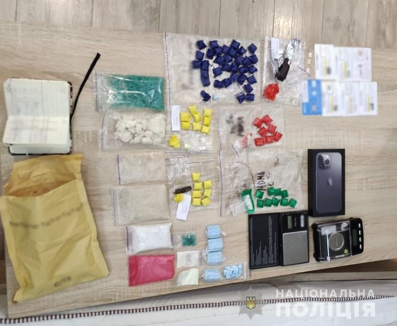  Наркотики та психотропи на мільйон гривень: київські правоохоронці затримали чергового збувача 