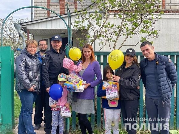  Поліцейські Києва продовжують надавати гуманітарну допомогу переселенцям з Київщини 
