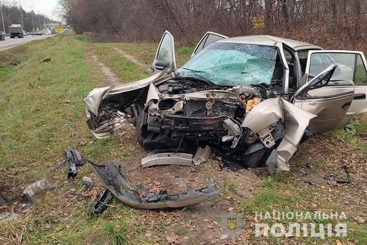  Смертельна ДТП у Києві: автівка врізалась у стовп і загорілась  