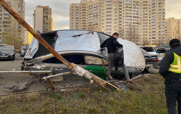  В Киеве авто на огромной скорости влетело в стоянку 