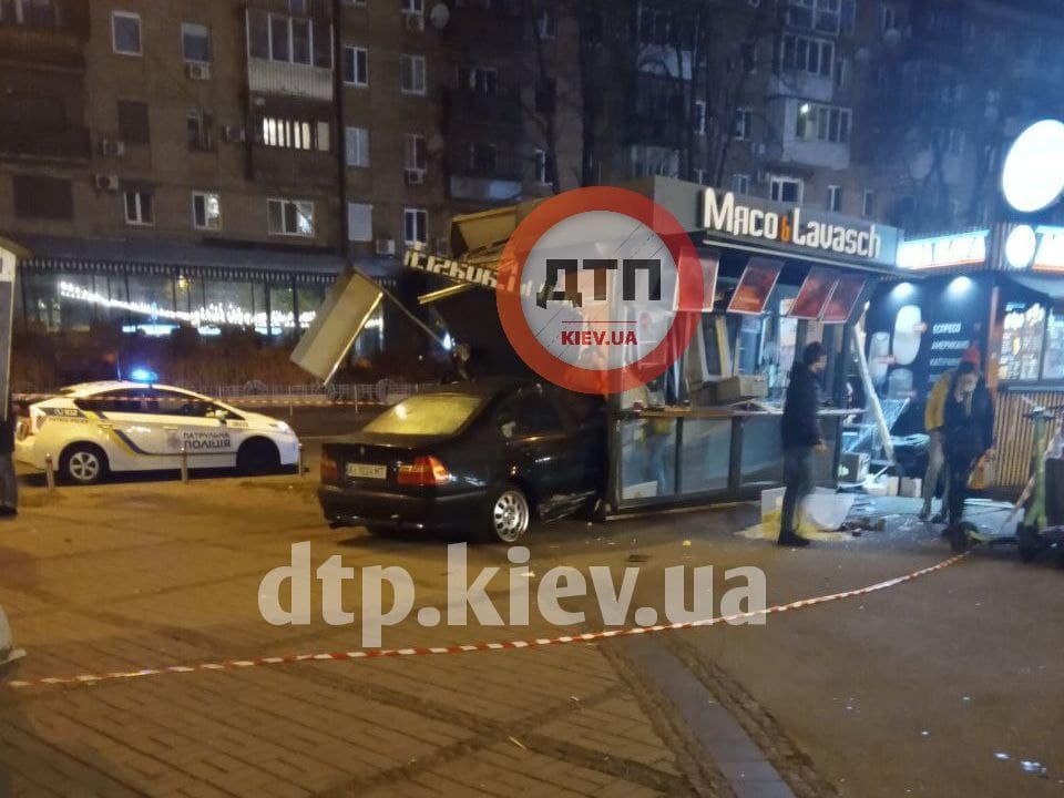  В центре Киева авто вылетело на тротуар и врезалось в ларек с продавцом 
