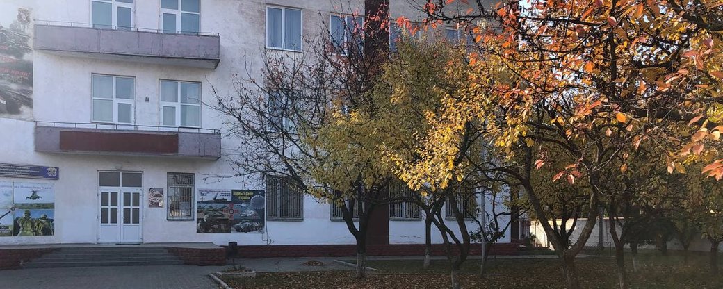  В Ужгороді хлопець зламав ноги, вистрибнувши з вікна військкомату 