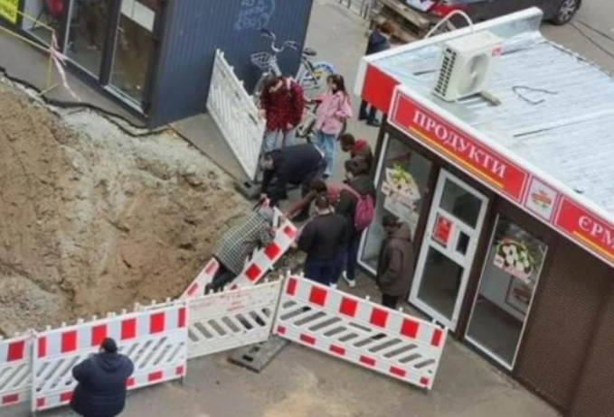  В Киеве прохожие достали женщину из ямы, которую оставили коммунальщики 