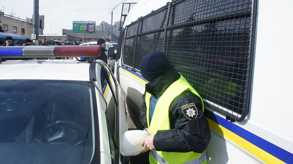  У Дніпрі п’яний чоловік лякав жителів багатоповерхівки метровою змією 