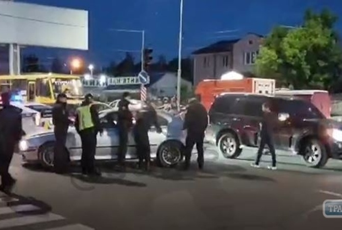  В Одессе 12-летний “гонщик” прокатил свою мать на капоте и врезался в столб 