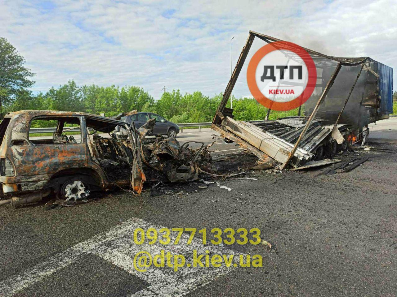  От водителя остался только скелет: под Киевом произошло жуткое ДТП 