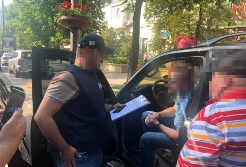 Обещал устроить на работу за 3 тысяч долларов: в Киеве задержали сотрудника СБУ 