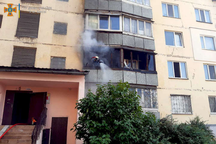  На столичному Виноградарі палала квартира з трьома малолітніми дітьми 
