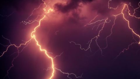  В Житомирской области девочка дома говорила по телефону во время грозы и в нее попала молния 