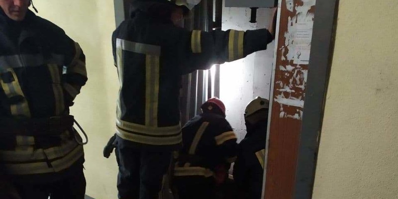  В Киеве в одной из многоэтажек убило лифтера: подробности 