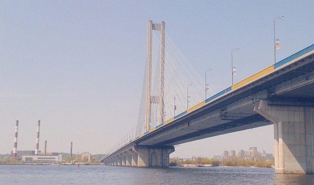  З Південного мосту у Києві кинувся чоловік, ще одному завадили копи  