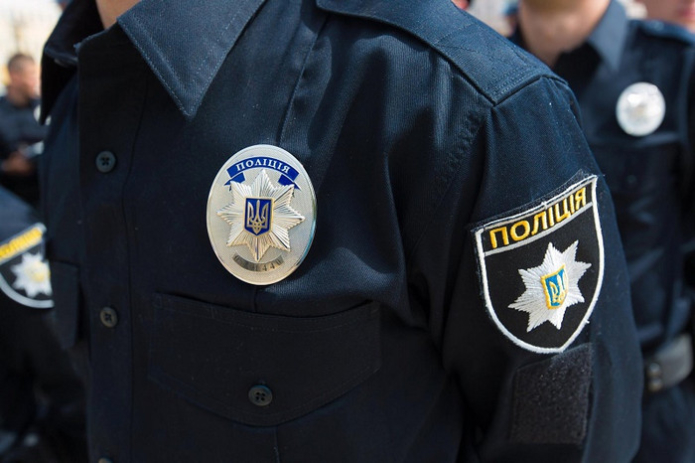  На Київщині чоловік у камуфляжі стріляв у родину з дитиною в авто 