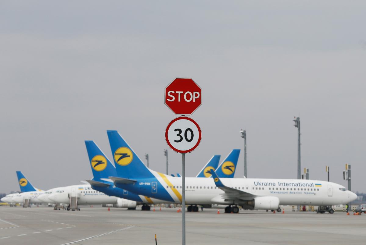  У Мінінфраструктури заявили, що Україна не відновить авіасполучення з 22 травня і закликали не купувати авіаквитки  
