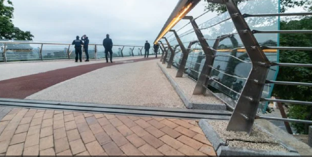  На "мосту Кличко" снова треснуло стекло 