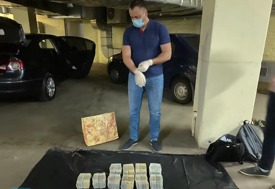  Подозреваемые в даче взятки Холодницкому и Сытнику советовались со священником и гадалкой перед передачей денег 