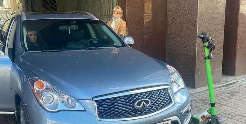  В Киеве авто сбило девушку на самокате. За рулем могла быть топ-чиновница Минюста 