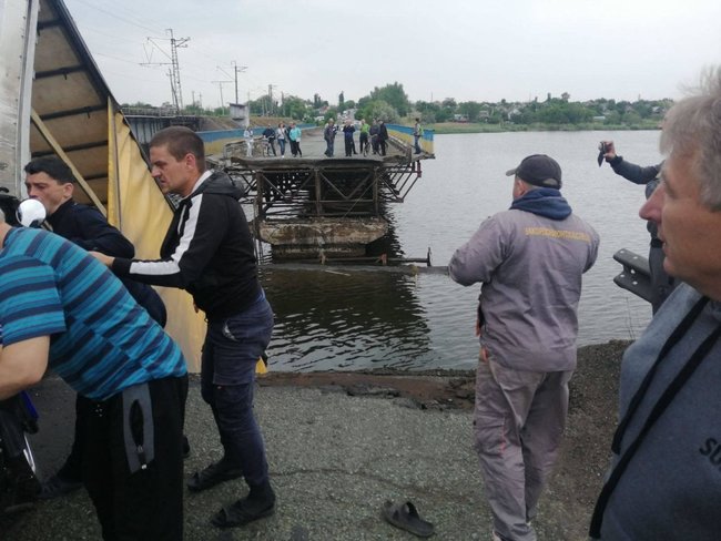  Мост вместе с проезжающей по нему фурой рухнул на Днепропетровщине. ФОТОрепортаж 