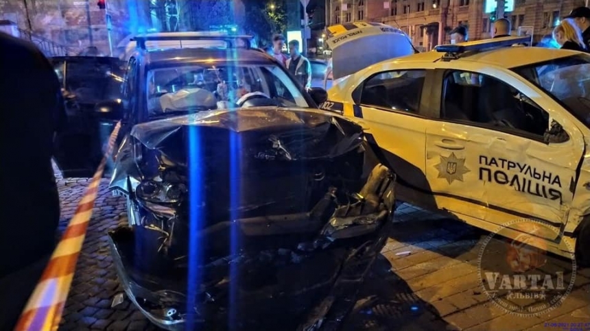  Во Львове Jeep не пропустил авто патрульных, сопровождавших больного ребенка: травмированы 5 человек 