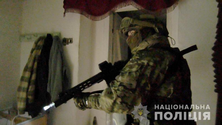 Поліцейські затримали на Херсонщині зловмисників, які утримували людей у трудовому рабстві й здавали в оренду   