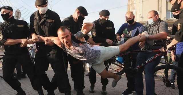  В Минске 15 ОМОНовцев уволились из-за разгона демонстрантов: силовики пошли против Лукашенко  