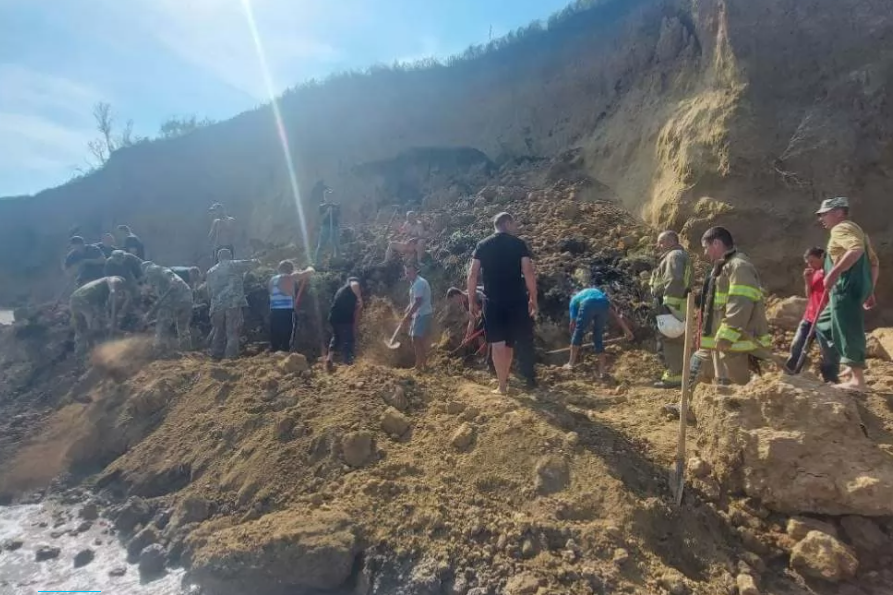  В Одесской области оползень сошел прямо на пляж. Под завалами могут находиться люди 