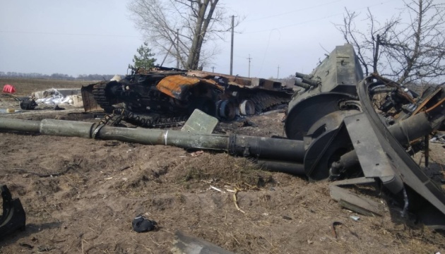 Ukraine Army destroys column of Russian armored vehicles in Chernihiv Region 