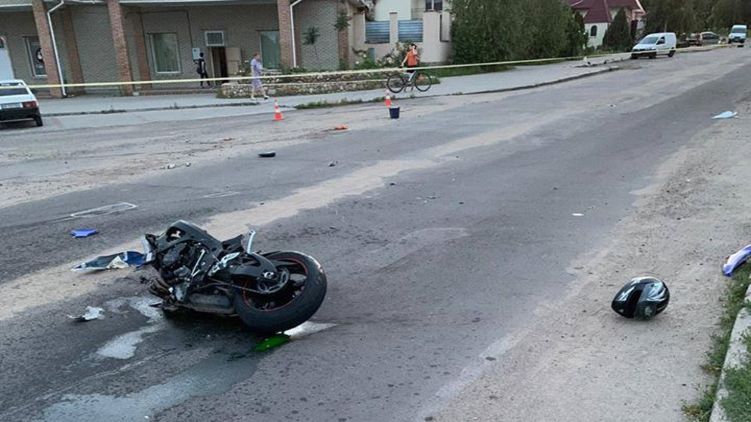  Под Николаевом полицейский на мотоцикле попал в ДТП с двумя авто 