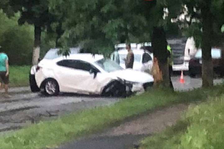  На Київщині блискавка вдарила в автомобіль із людьми 