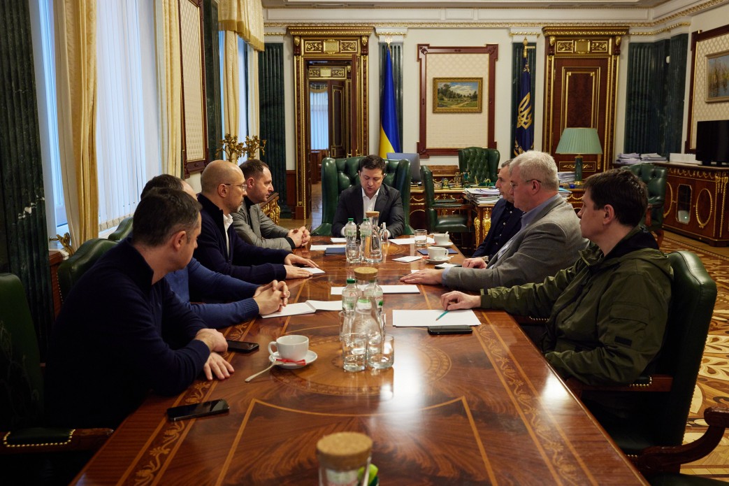  Глава держави провів термінову нараду у зв’язку з початком Росією військової операції проти України 